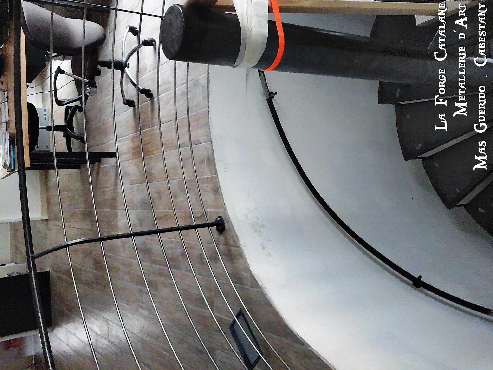 escalier helicoidal rond garde corps debillarde lisses horizontales main courante deportee forge catalane 3.jpg